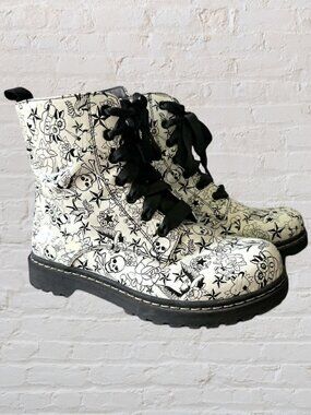 10W Betsey Johnson White Tattoo 🖤☠️ Combat Bootie